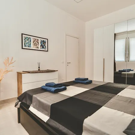 Exclusive Luxury With Private Parking *