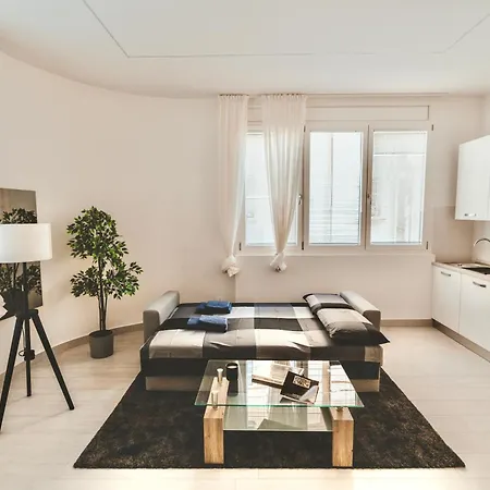 Exclusive Luxury With Private Parking *